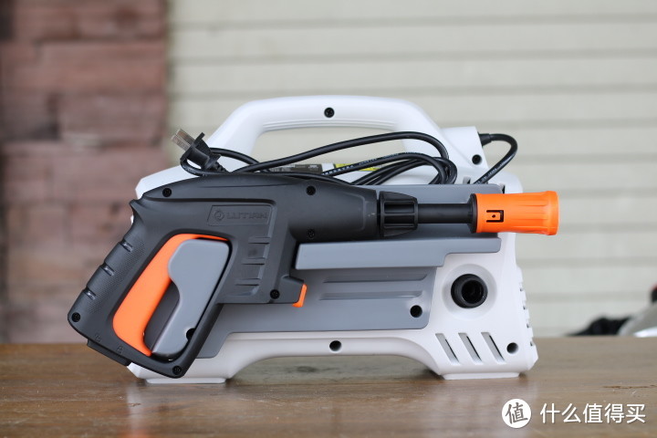 小伙子花了不到三百块买的洗车机，一开机看效果，网友：值了