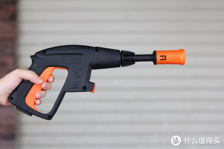 小伙子花了不到三百块买的洗车机，一开机看效果，网友：值了