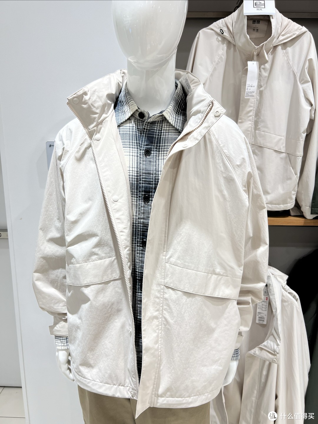 优衣库的防风立领茄克，户外连帽外套防泼水，男女同款哦！