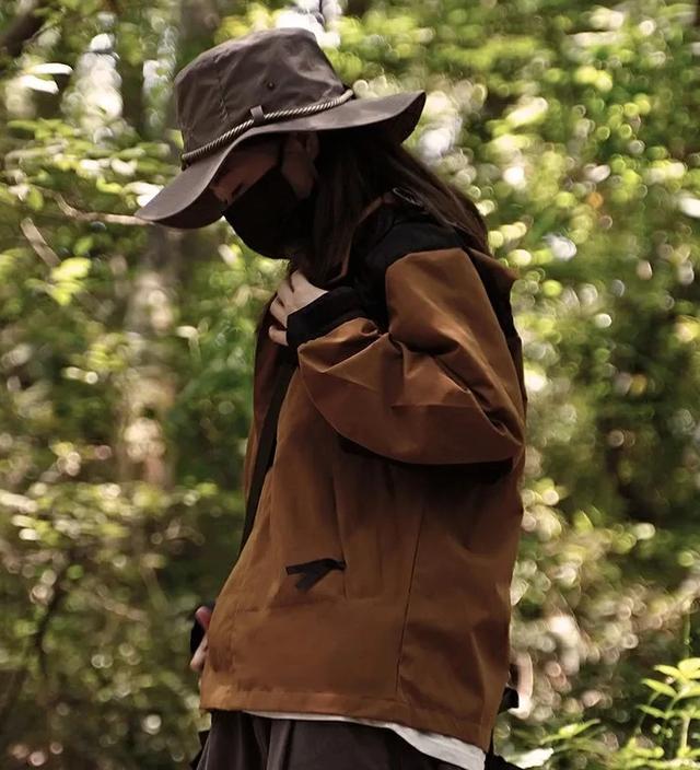 冲锋衣国内外差异:时尚潮流与实用性的对决