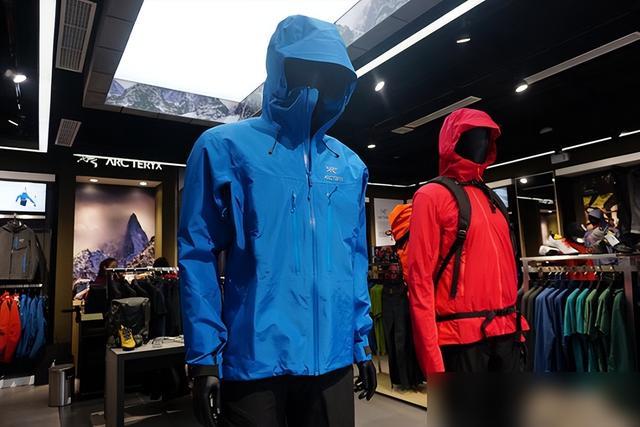 冲锋衣国内外流行差异分析:时尚风潮背后的消费心理与市场需求